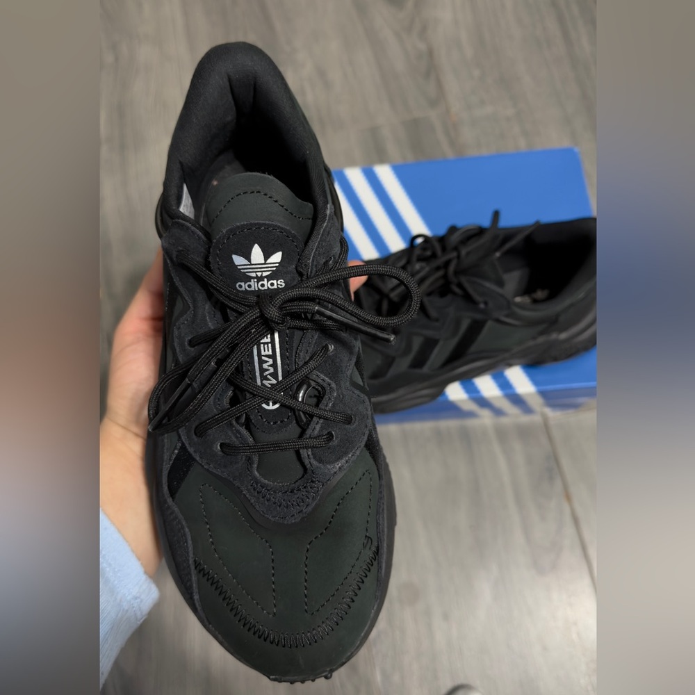 ❌SOLD❌Adidas Ozweego women’s Black and Dark Green Sneakers